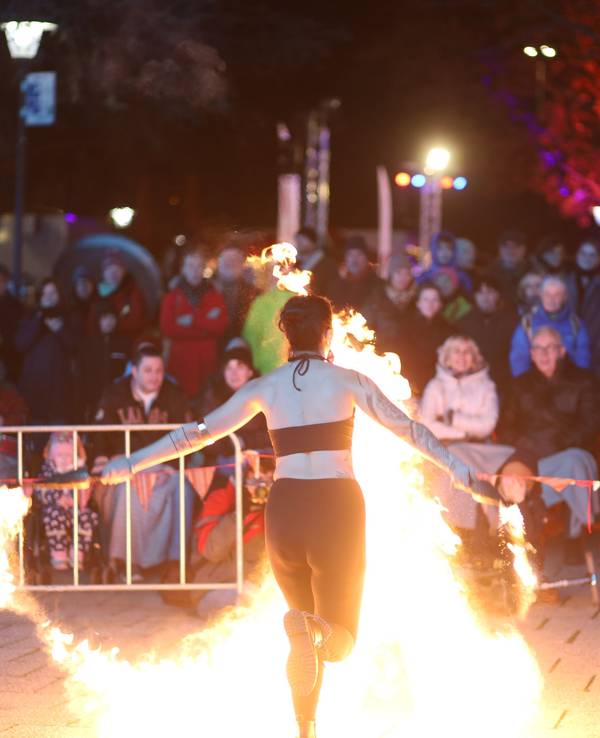 Mit einer Feuershow der „Midnight Talents“ wurde auf dem Ebertplatz das Winterprogramm gestartet.