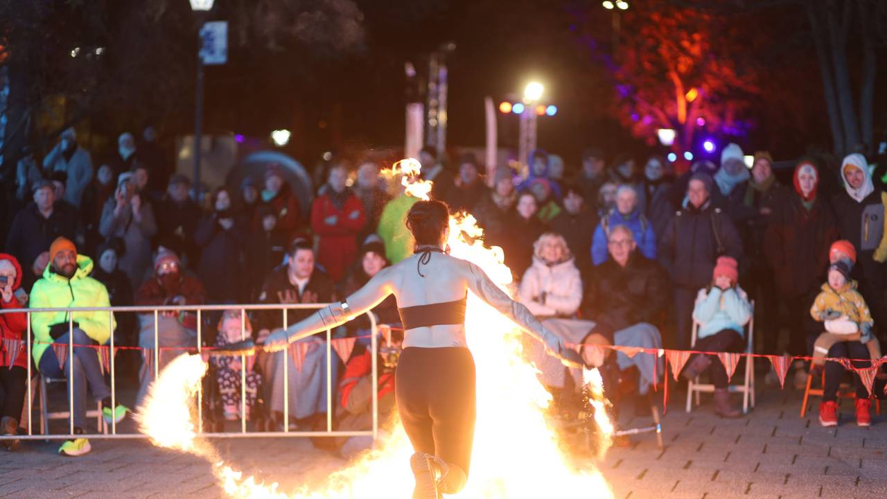 Mit einer Feuershow der „Midnight Talents“ wurde auf dem Ebertplatz das Winterprogramm gestartet.