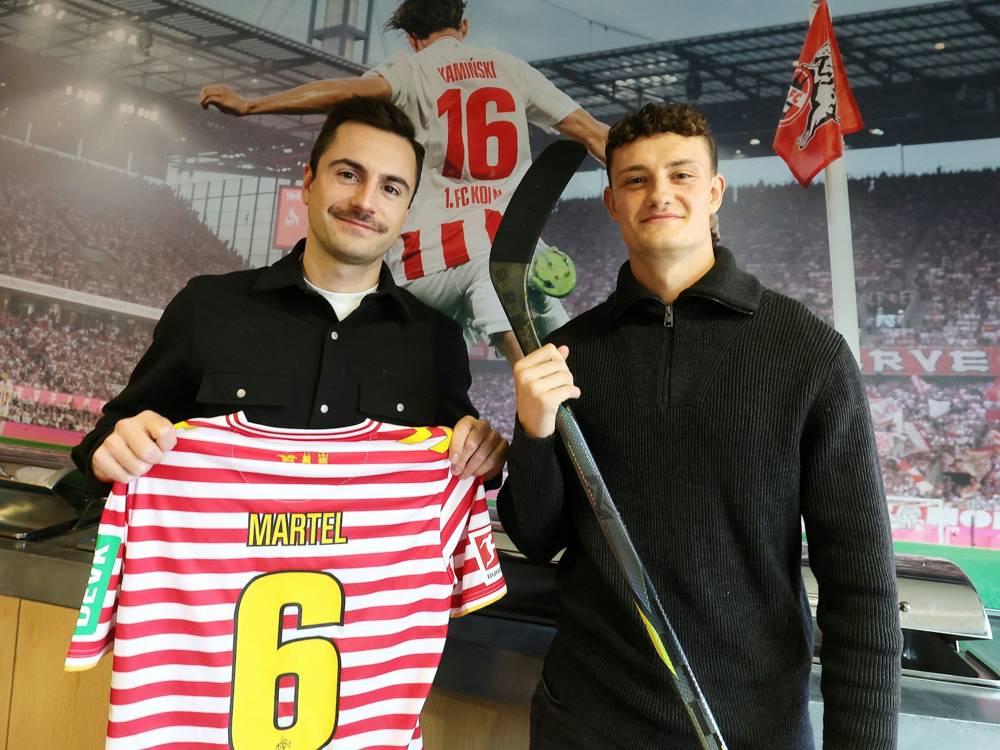 Zum EXPRESS-Termin brachten sich Maxi Kammerer (Kölner Haie) und Eric Martel (1. FC Köln) gegenseitig Geschenke mit. Für Kammerer gab es ein FC-Trikot, für Martel einen Schläger.