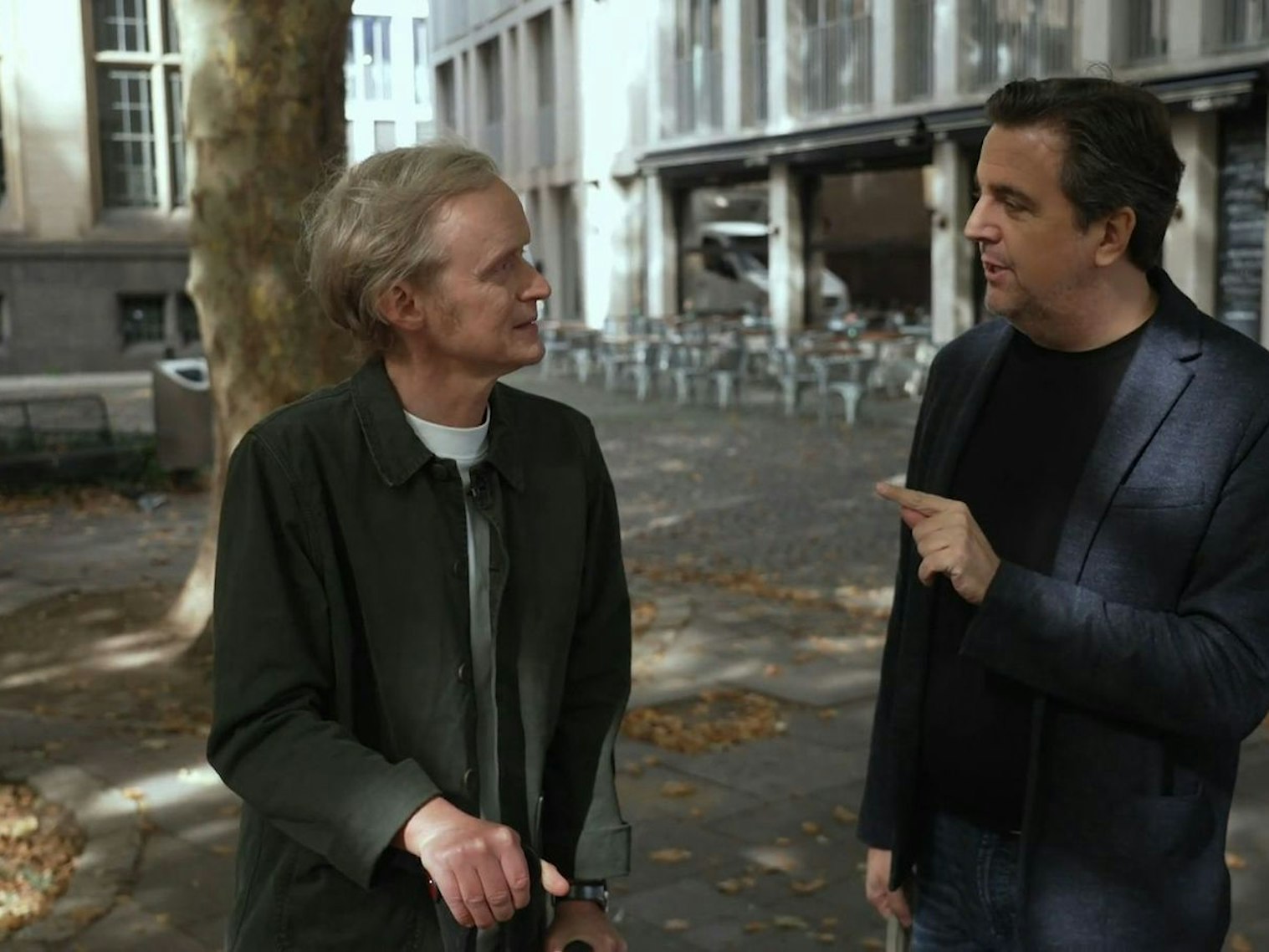 Auch Pierre M. Krause (links) offenbart im Gespräch mit Bastian Pastewka, welche Marotte eines TV-Moderators ihn irritiere. (Bild: SWR)