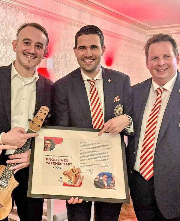 Der Redner Fabian Rangol mit dem designierten Kölner Dreigestirn.