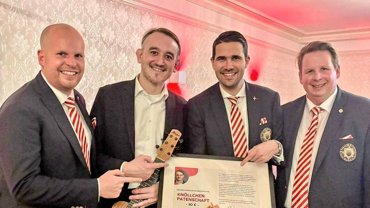 Der Redner Fabian Rangol mit dem designierten Kölner Dreigestirn.