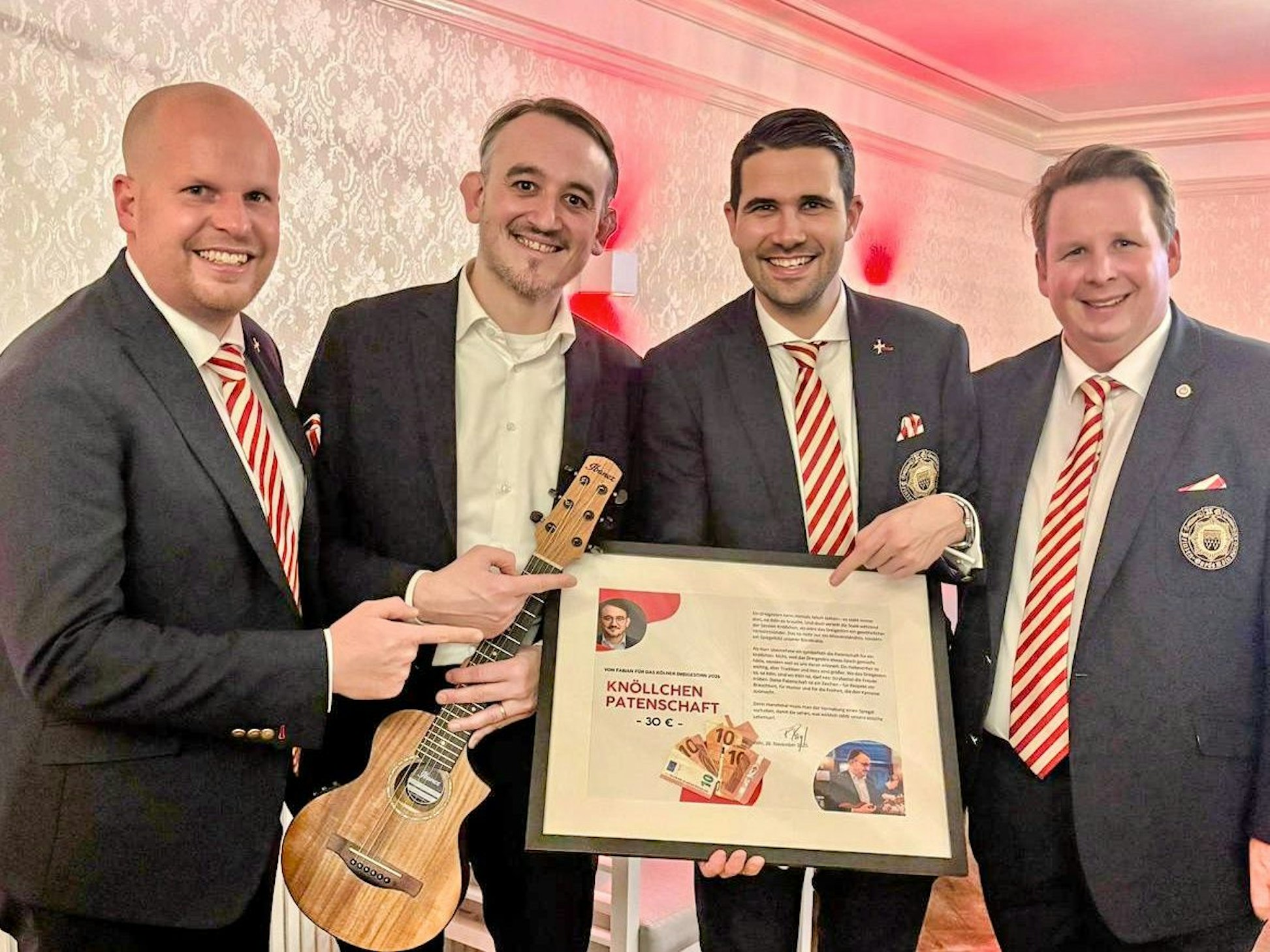 Der Redner Fabian Rangol mit dem designierten Kölner Dreigestirn.