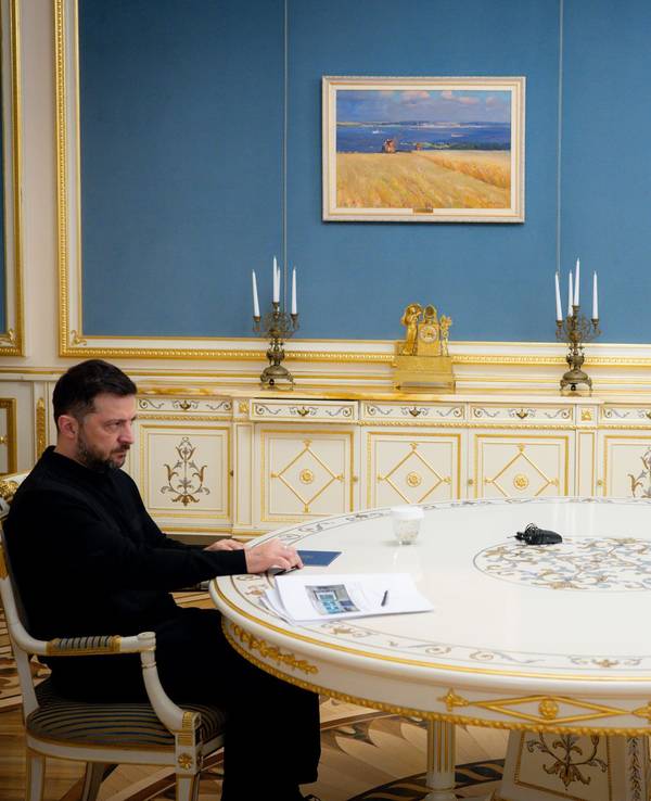 Dieses vom Pressebüro des ukrainischen Präsidenten zur Verfügung gestellten Foto zeigt den ukrainischen Präsidenten Wolodymyr Selenskyj (l) und den US-Militärminister Dan Driscoll (r) während eines Treffens.