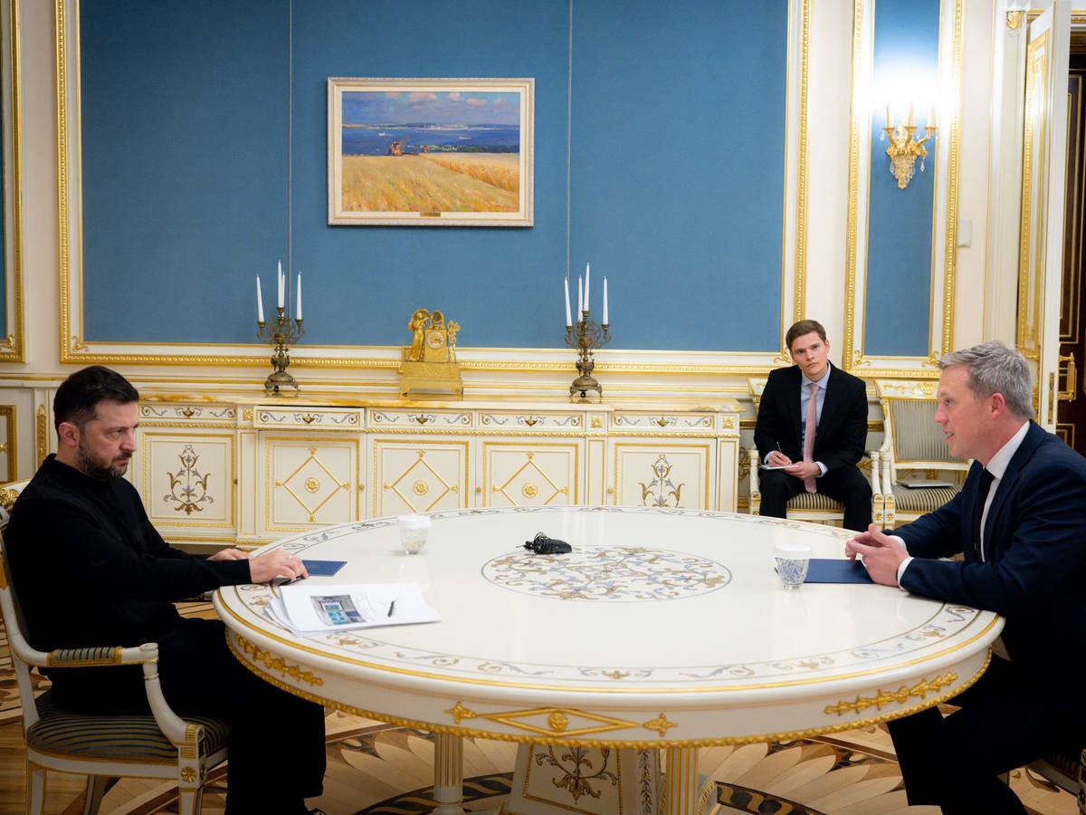 Dieses vom Pressebüro des ukrainischen Präsidenten zur Verfügung gestellten Foto zeigt den ukrainischen Präsidenten Wolodymyr Selenskyj (l) und den US-Militärminister Dan Driscoll (r) während eines Treffens.