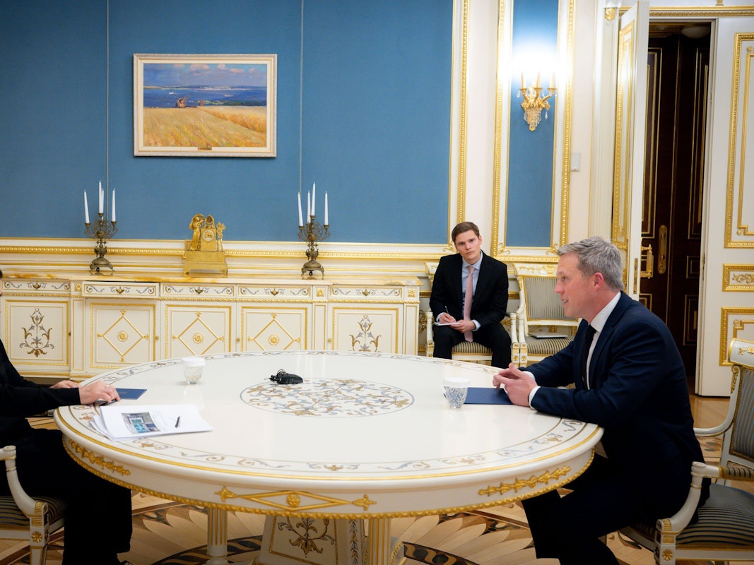 Dieses vom Pressebüro des ukrainischen Präsidenten zur Verfügung gestellten Foto zeigt den ukrainischen Präsidenten Wolodymyr Selenskyj (l) und den US-Militärminister Dan Driscoll (r) während eines Treffens.