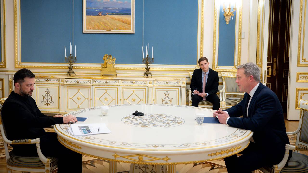 Dieses vom Pressebüro des ukrainischen Präsidenten zur Verfügung gestellten Foto zeigt den ukrainischen Präsidenten Wolodymyr Selenskyj (l) und den US-Militärminister Dan Driscoll (r) während eines Treffens.