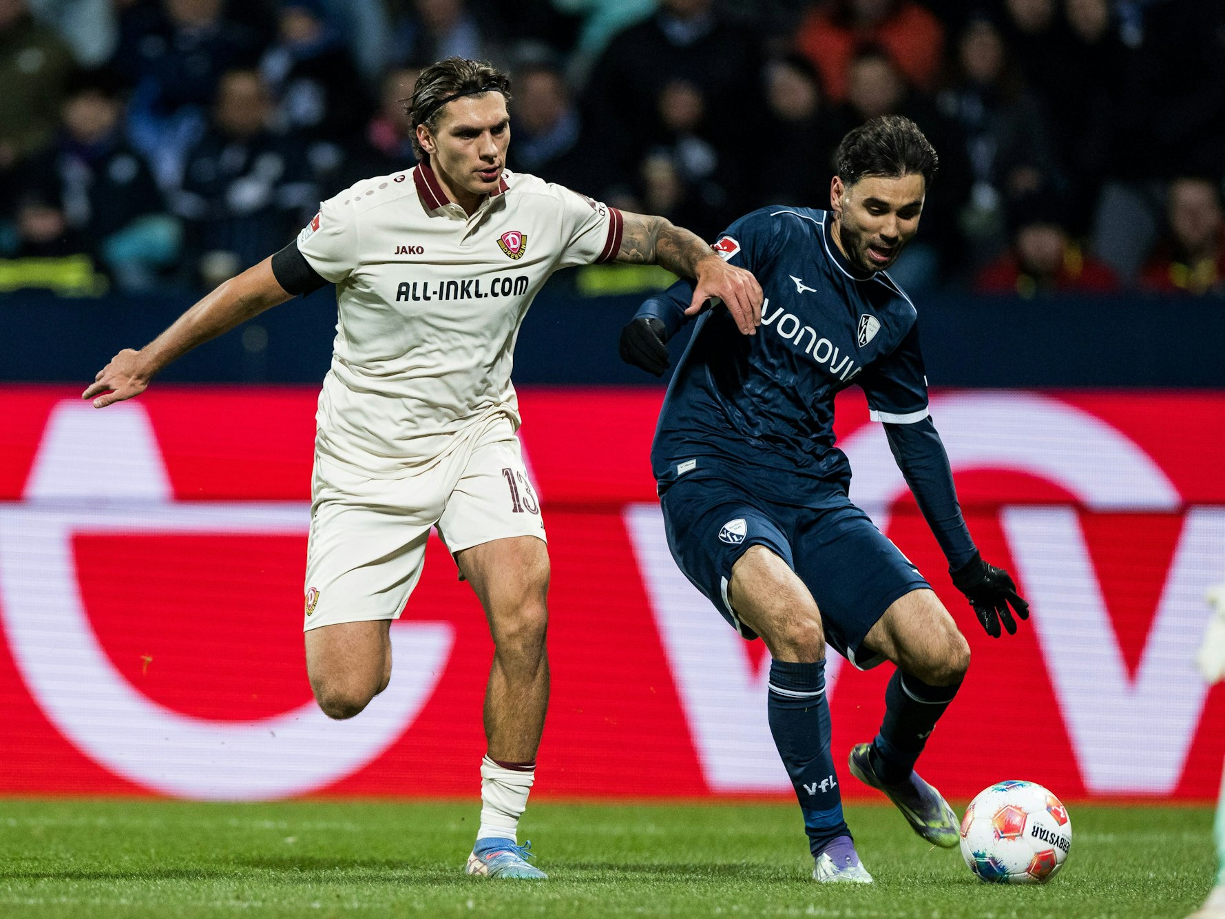 Julian Pauli (l.) und Gerrit Holtmann im Zweikampf um den Ball.