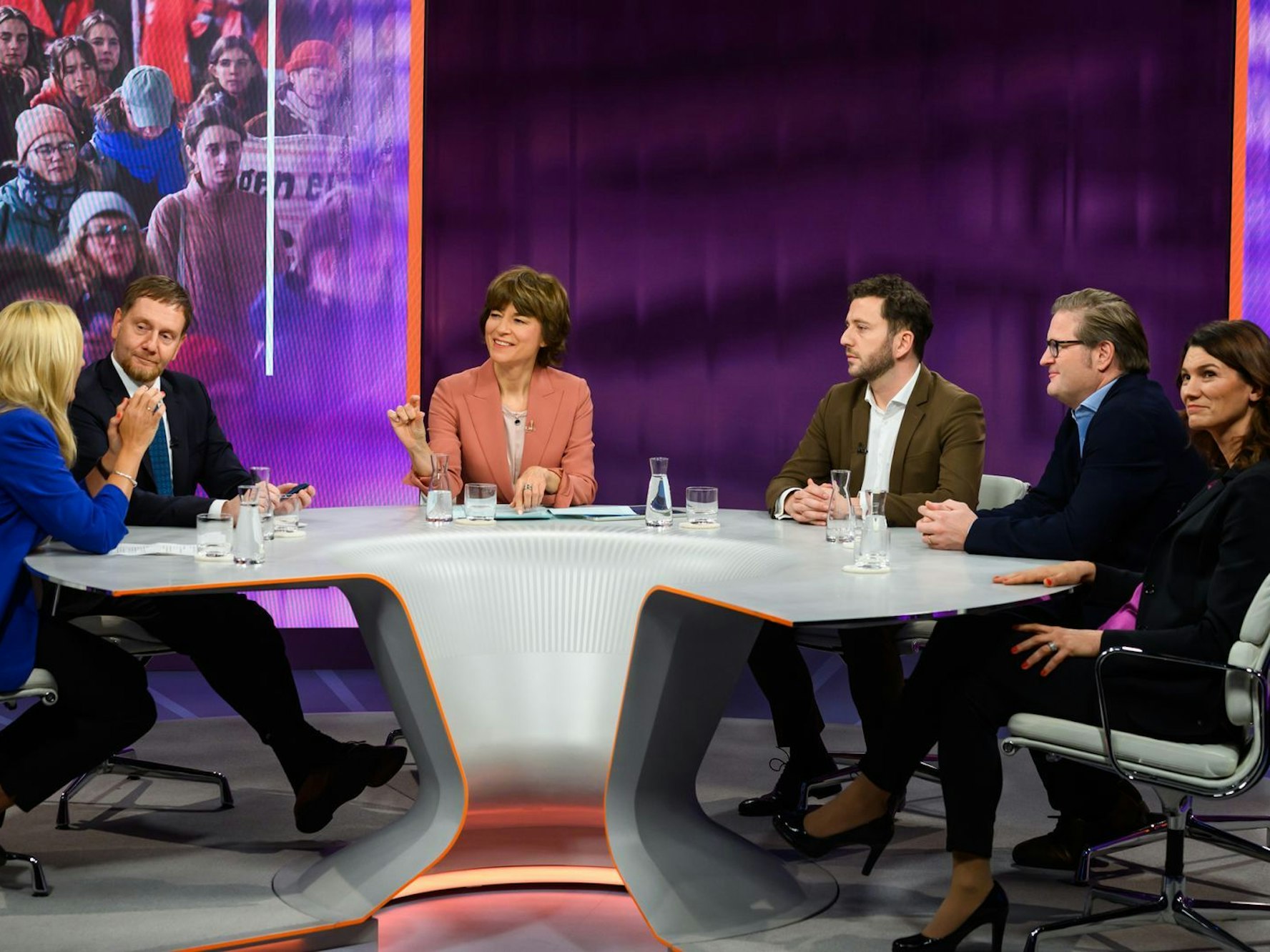 Am Donnerstag sprach Maybrit Illner (Mitte) mit (von links) Juristin Elisa Hoven, Ministerpräsident Michael Kretschmer, Grünen-Chef Felix Banaszak, Journalist Michael Bröcker und Landrätin Tanja Schweiger. (Bild: ZDF/Jule Roehr )