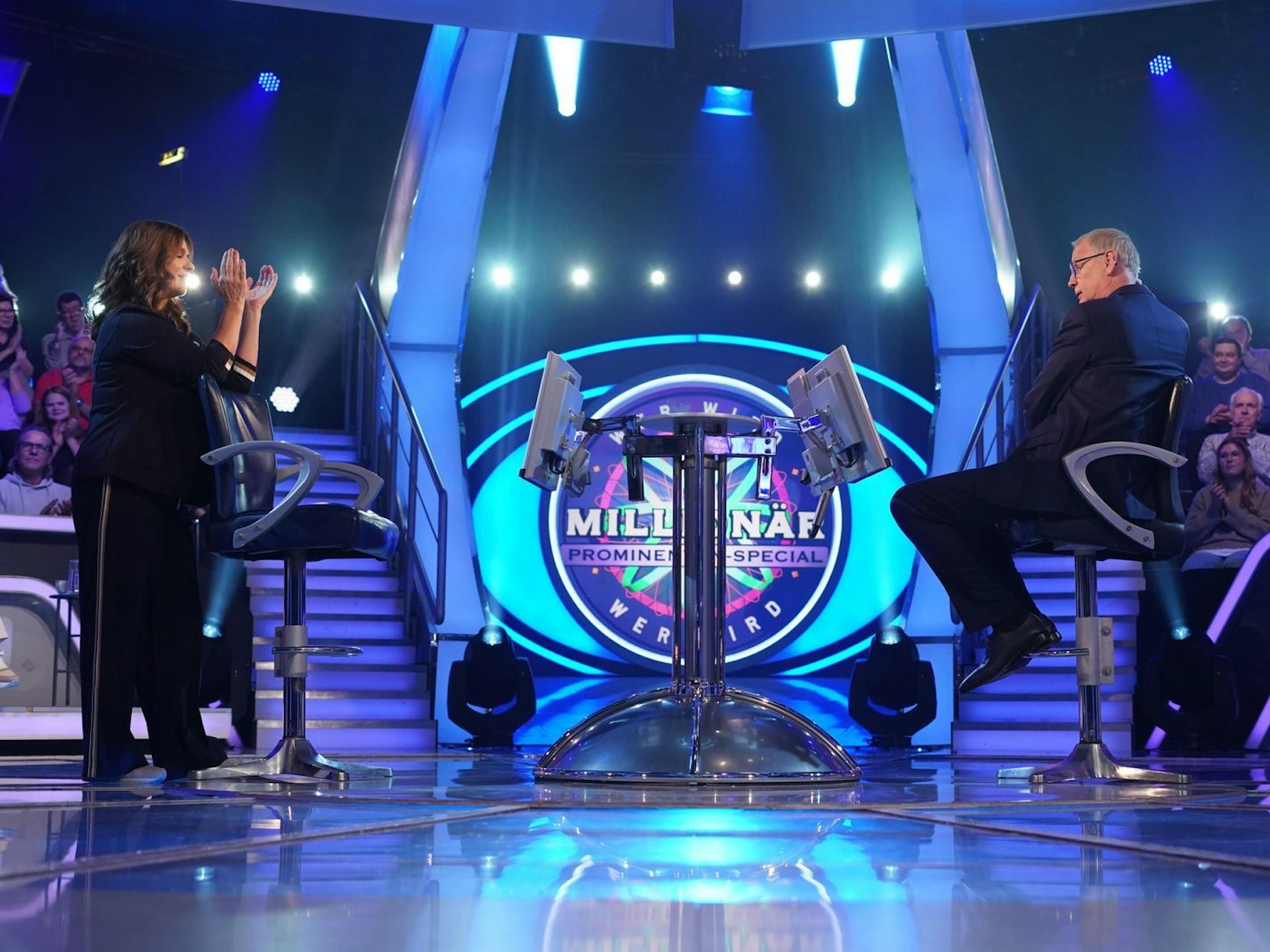 Katarina Witt erspielte bei Günther Jauch 64.000 Euro. Nebenbei ließ sie eine geschönte Behauptung des Moderators auffliegen. (Bild: RTL / Stefan Gregorowius)