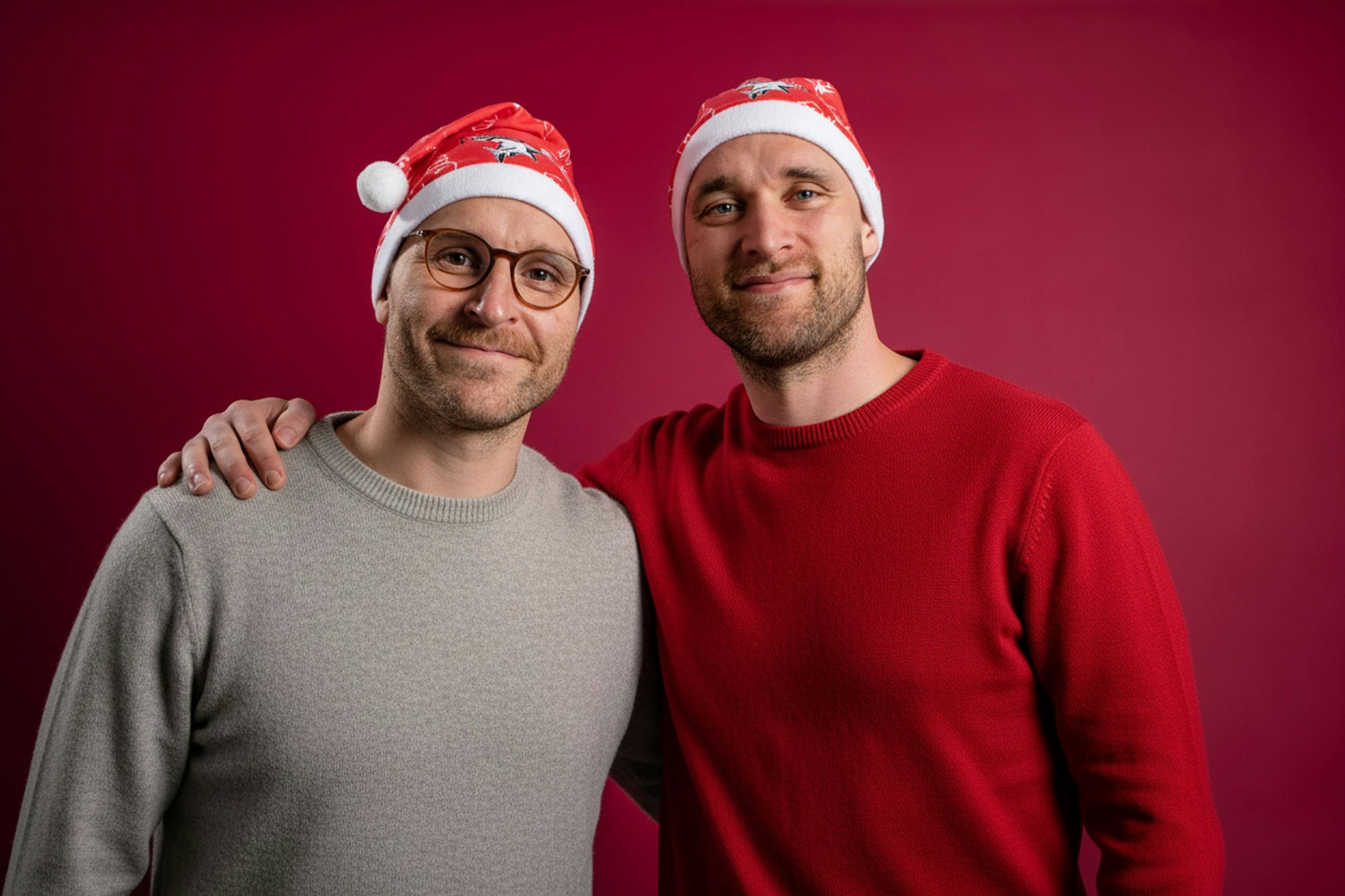 Die Haie-Stürmer Freddy Storm und Patrick Russell freuen sich schon auf Weihnachtsmützen.