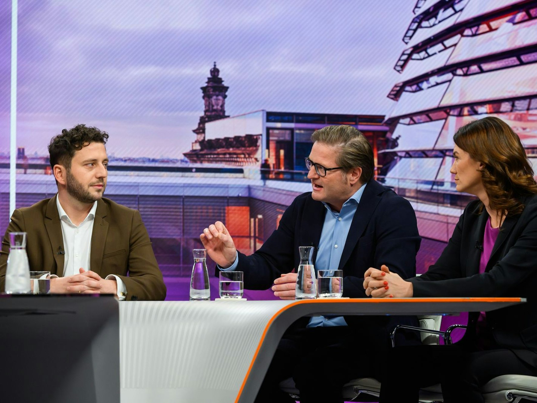 Journalist Michael Bröcker (Mitte) wetterte über die „kleinteilige grüne Politik der letzten Jahre“. (Bild: ZDF/Jule Roehr )