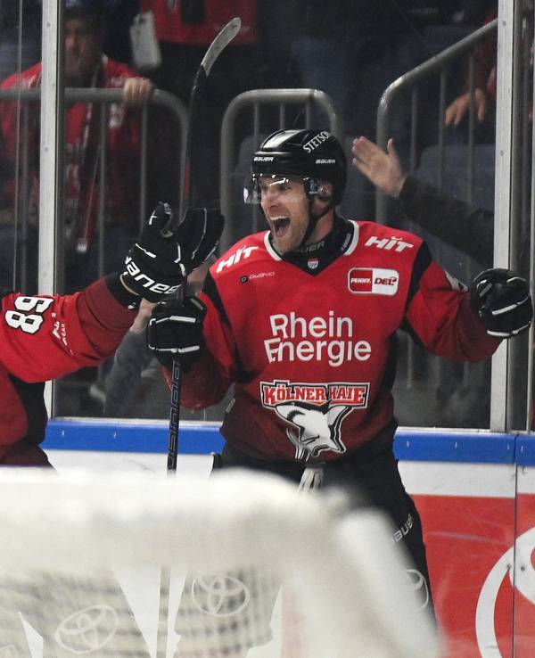 Patrick Russell von den Kölner Haie jubelt mit Gregor Macleod.