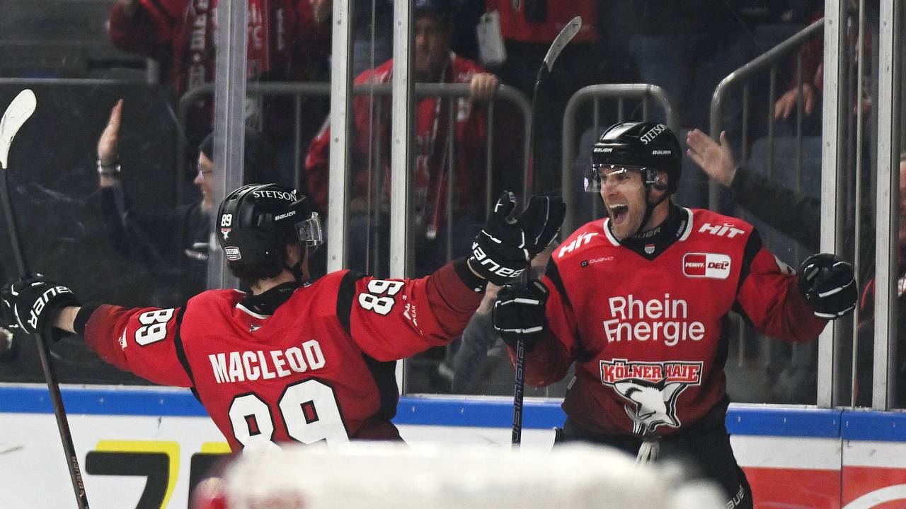 Patrick Russell von den Kölner Haie jubelt mit Gregor Macleod.