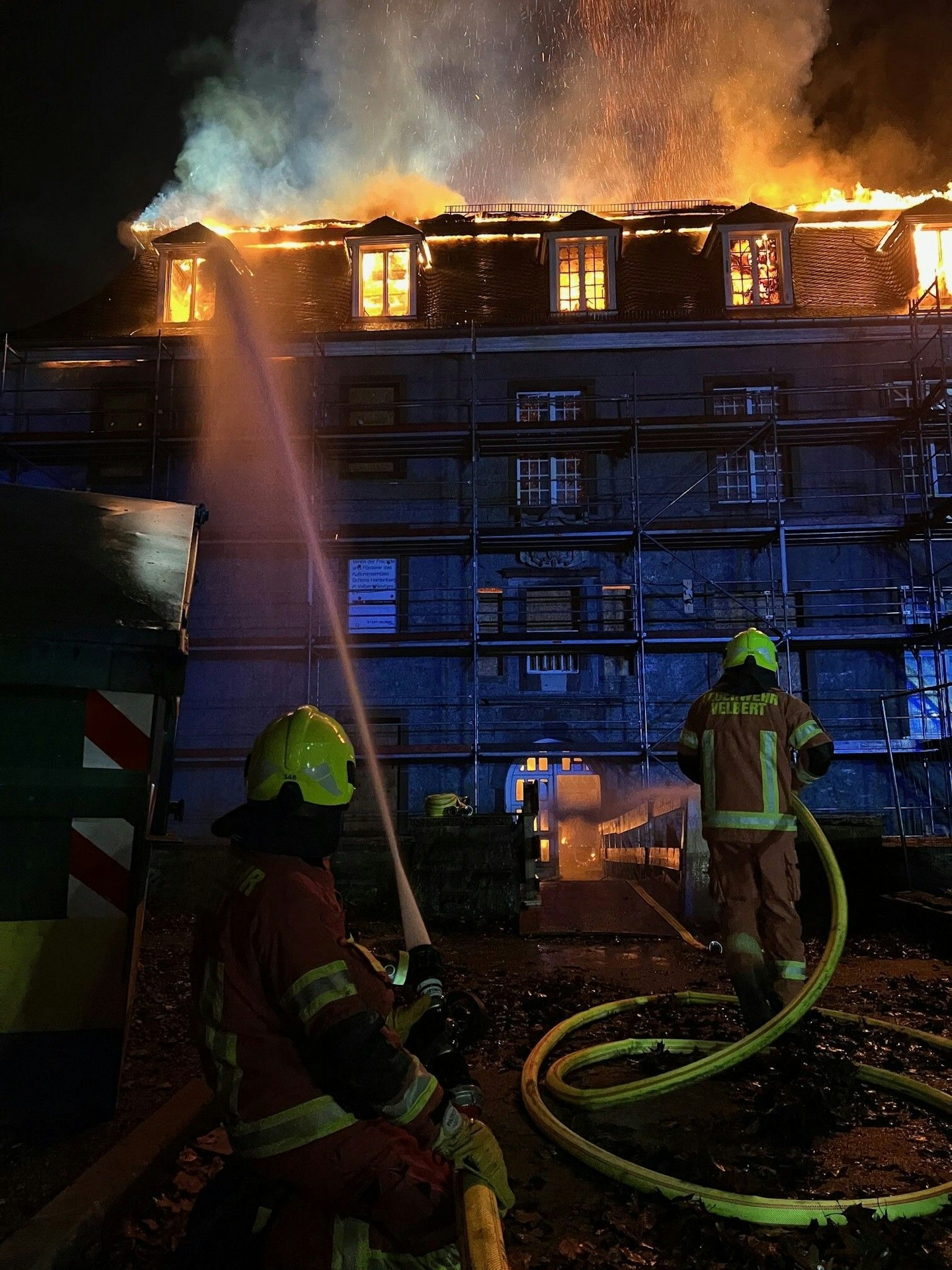 Der Dachstuhl von Schloss Hardenberg steht in Flammen. Das Feuer breitete sich auf das gesamte historische Gebäude aus und verursachte einen massiven Schaden.