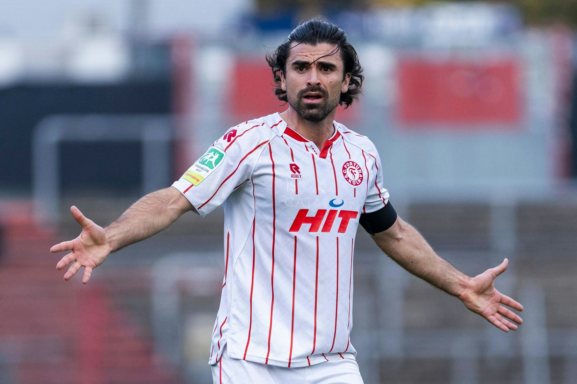 David Haider Kamm Al-Azzawe breitet die Arme aus.