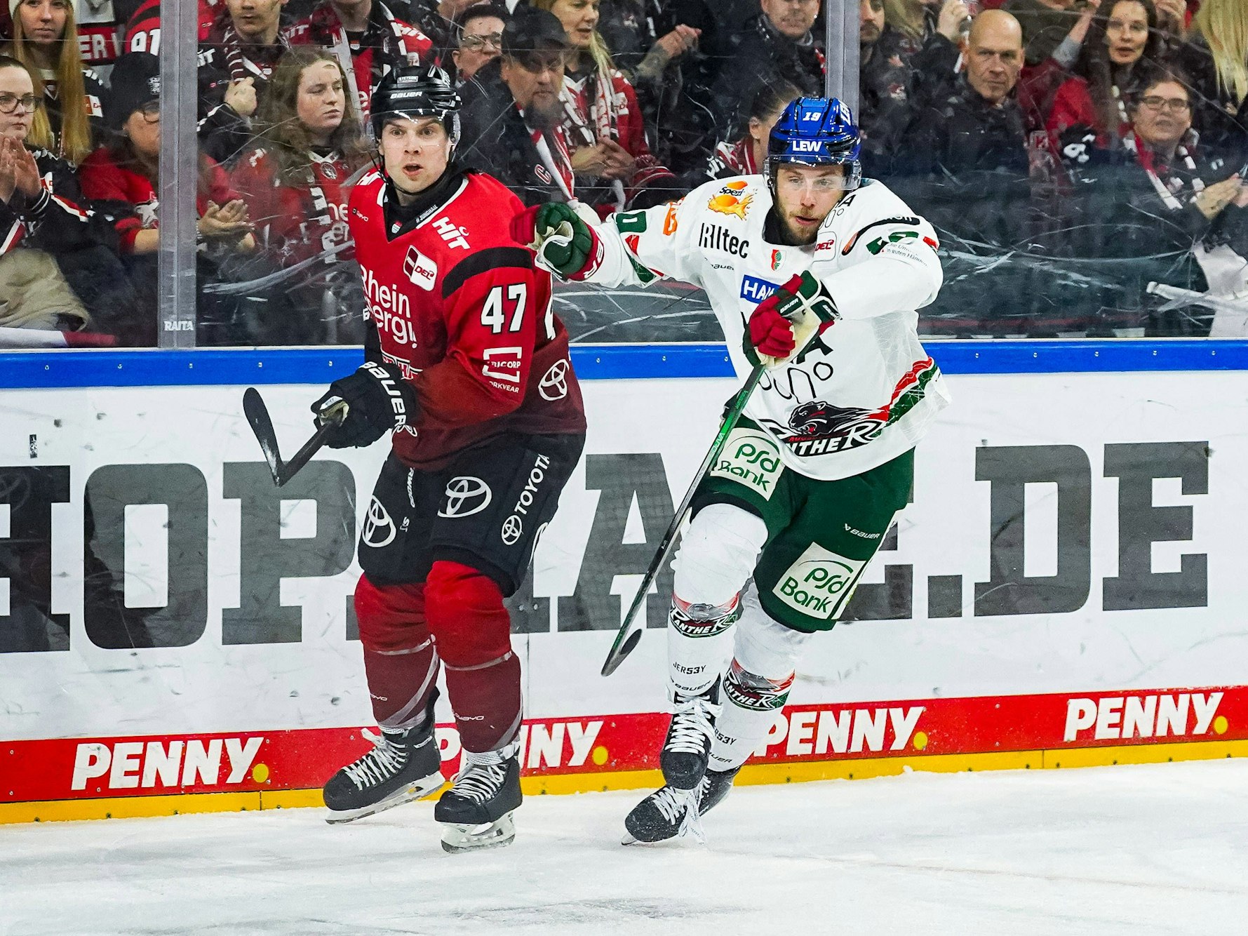 Veli-Matti Vittasmäki (l.) und Riley Damiani auf dem Eis in Aktion.