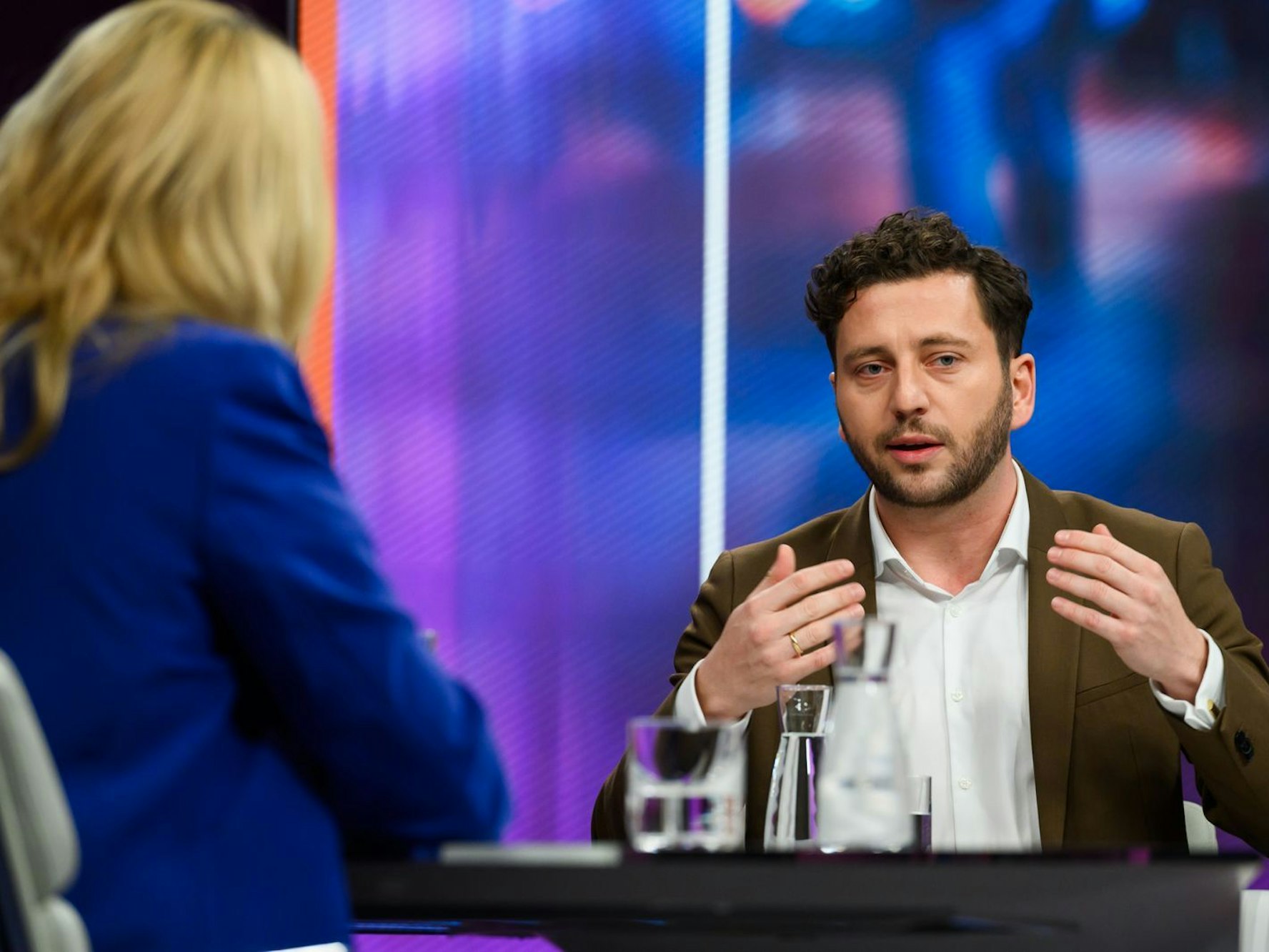 Grünen-Chef Felix Banaszak hatte erwartet, ordentlich einstecken zu müssen. (Bild: ZDF/Jule Roehr )