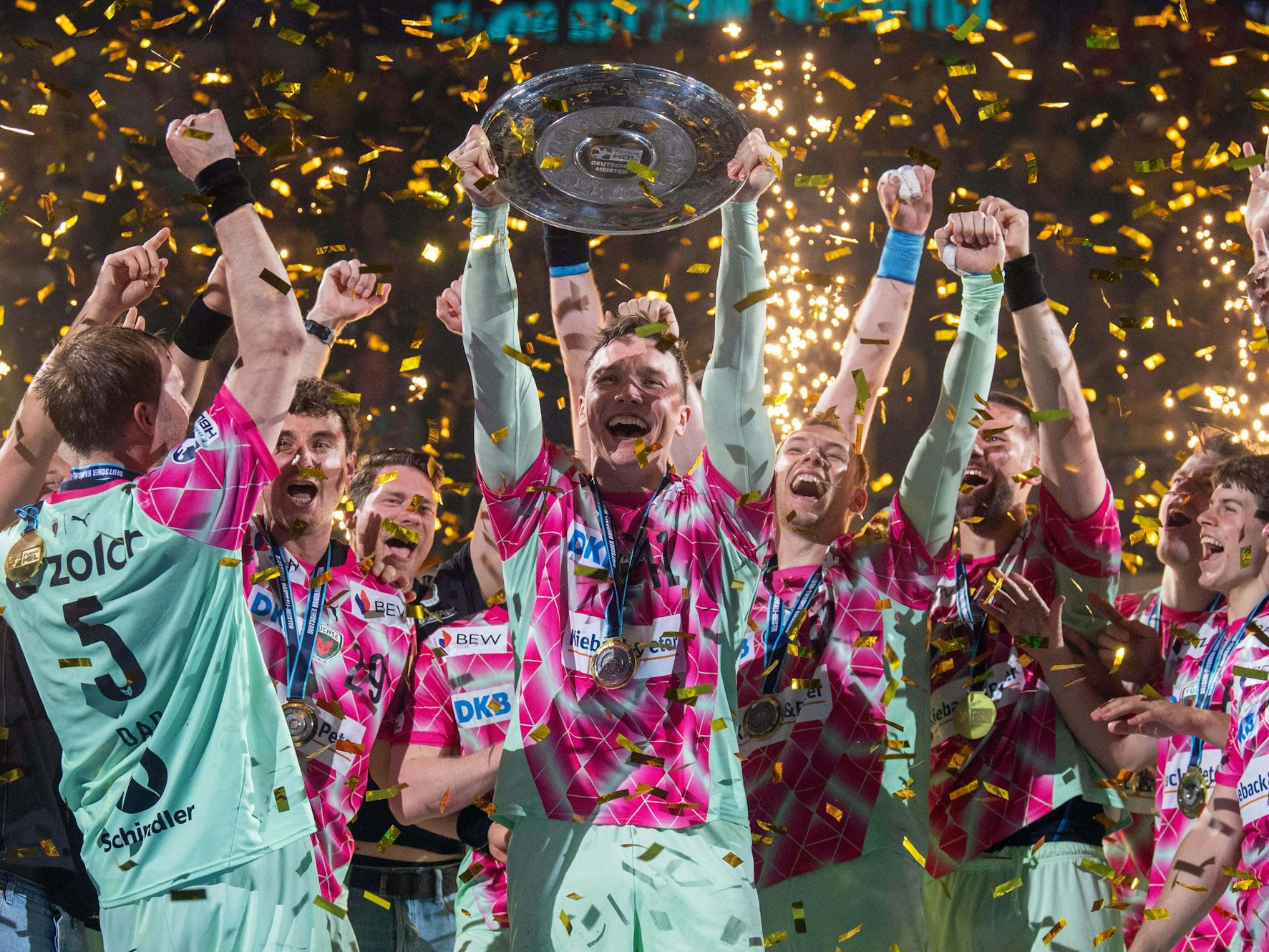 Die Mannschaft der Füchse Berlin feiert den Gewinn der deutschen Meisterschaft.