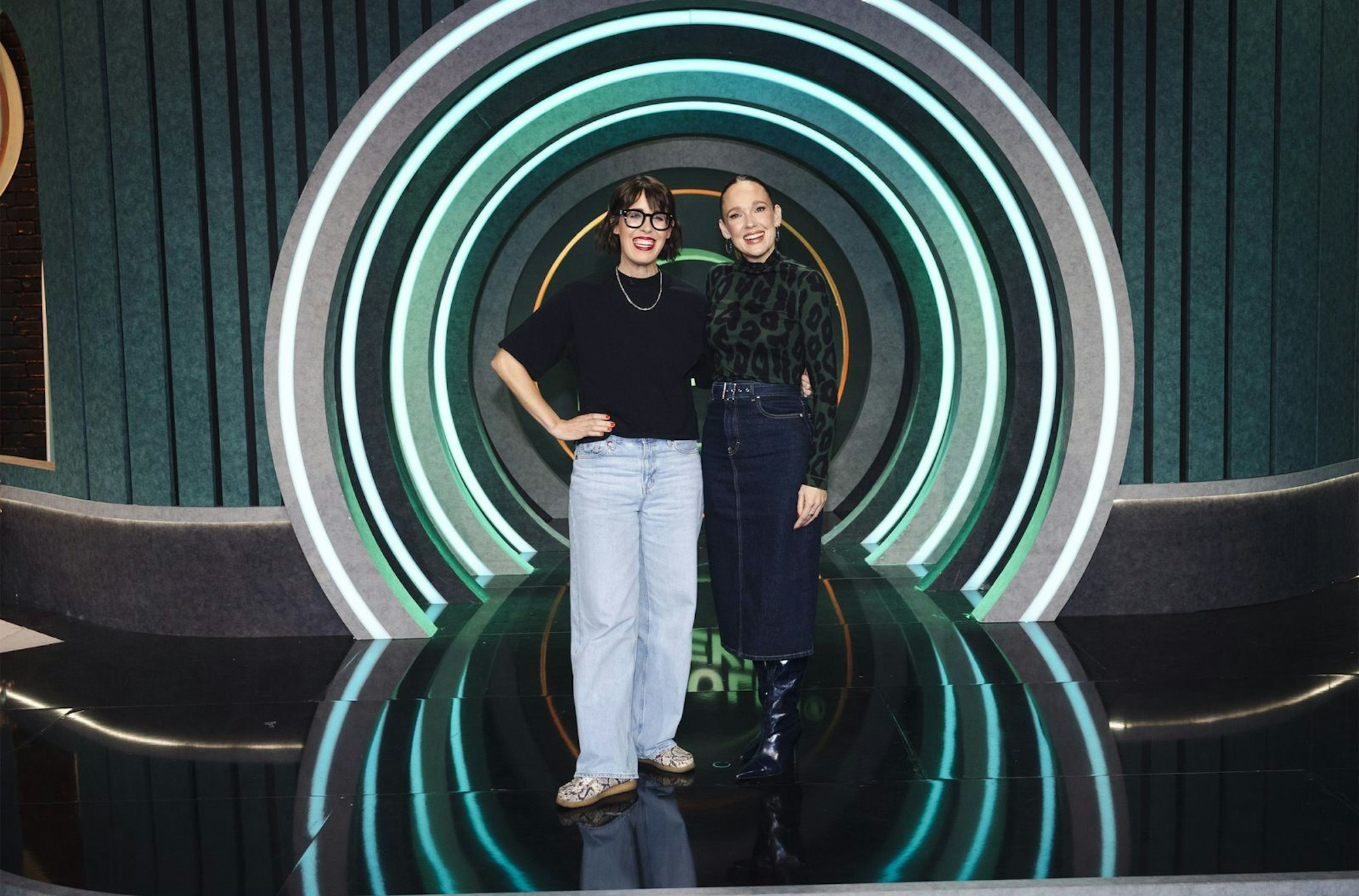 Mit Studiogast Eva Karl Faltermeier (links) tauschte sich Carolin Kebekus über Endometriose aus. (Bild: WDR / Ben Knabe)