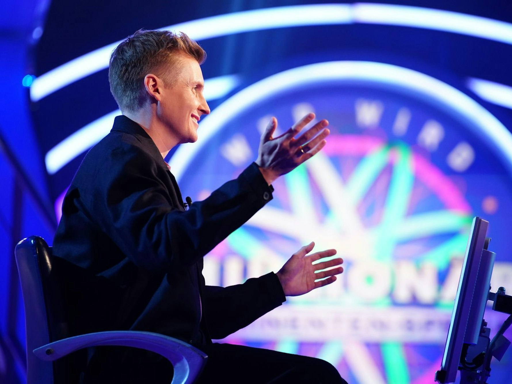 „Oh, jetzt werde ich nervös! Das ist wirklich ein kleiner Kindheitstraum“, sagte Till Reiners zu Beginn. (Bild: RTL / Stefan Gregorowius)