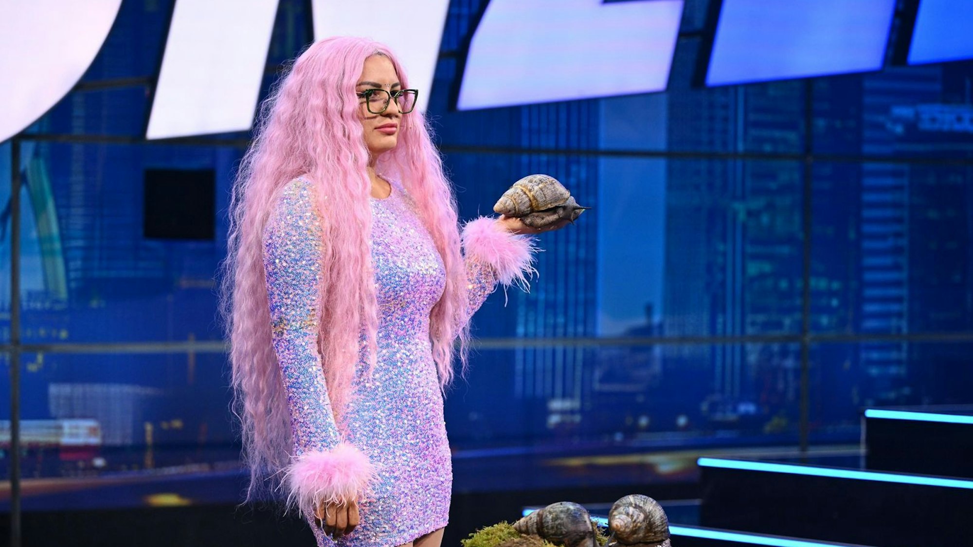 Skurriler Auftritt: „Snailfluencerin“ Kris Buckley präsentierte ihre Riesenschnecken und einen wichtigen Hinweis: „Die Schnecke feucht halten, ist das A und O.“ (Bild: RTL/Raab Entertainment/Willi Weber)