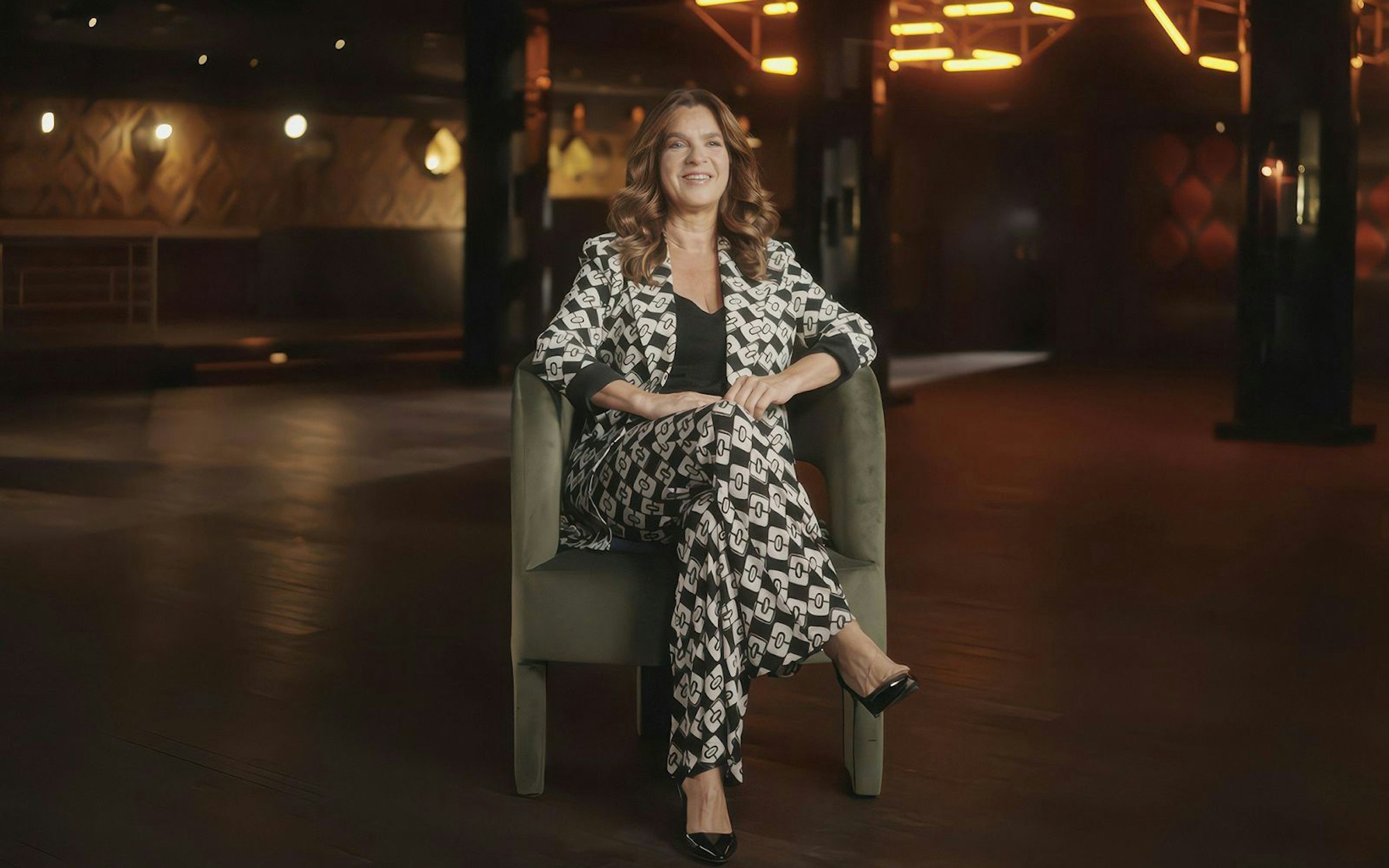 In „Being Katarina Witt“ blickt die ehemalige Eiskunstläuferin auf ihr Leben und ihre Karriere zurück. (Bild: NDR/Felix Korfmann)