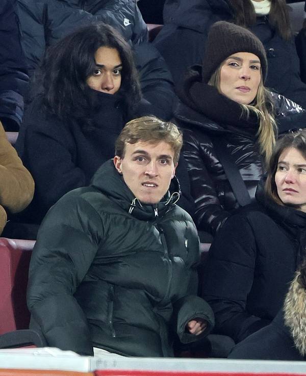 Timo Hübers sitzt neben Freundin Carla beim Spiel des 1. FC Köln.