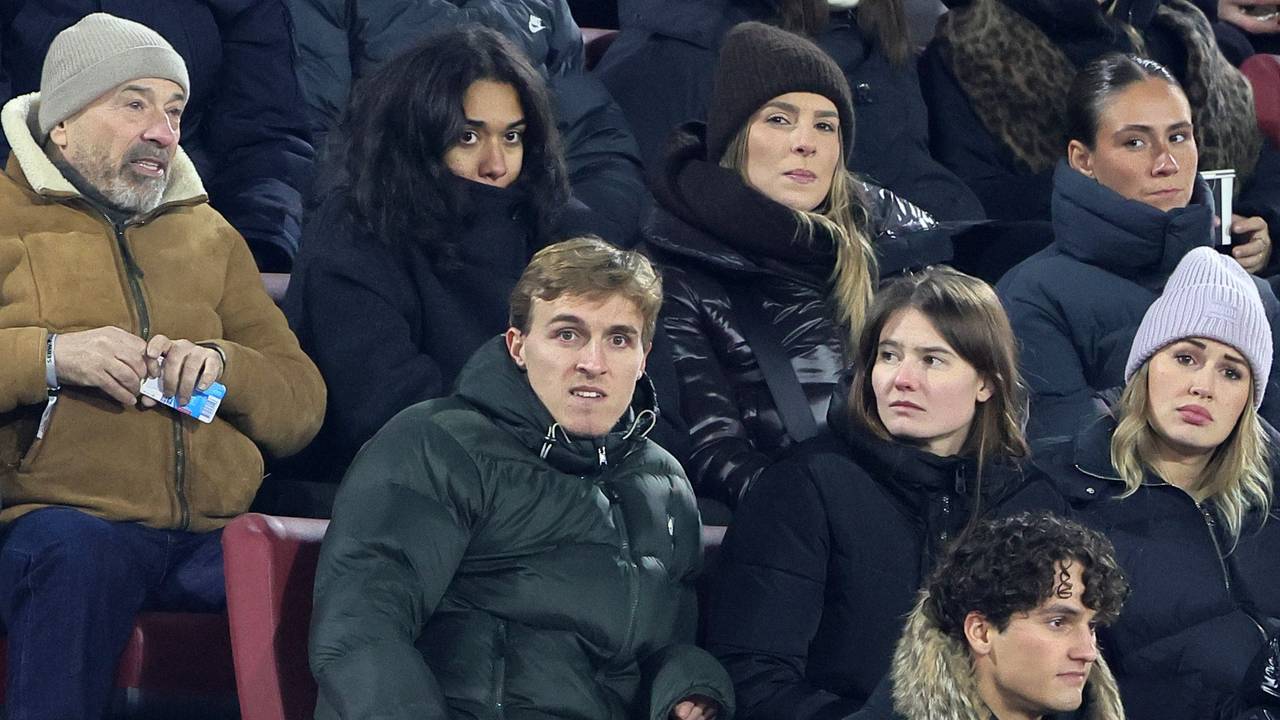 Timo Hübers sitzt neben Freundin Carla beim Spiel des 1. FC Köln.