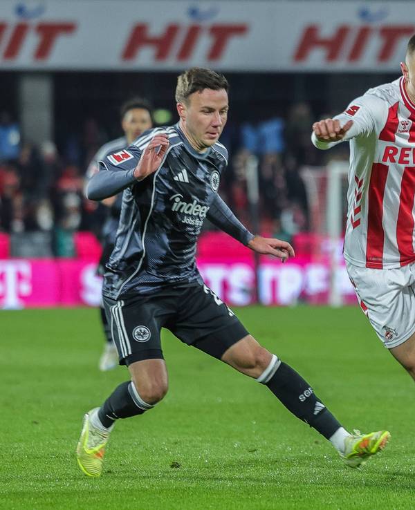 Kristoffer Lund im Duell mit Mario Götze.