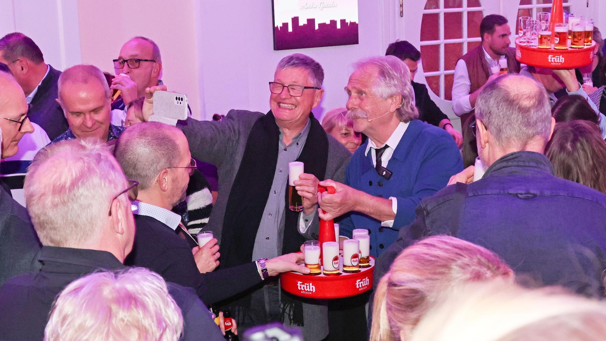 Henning Krautmacher verteilt Kölsch an die Gäste.