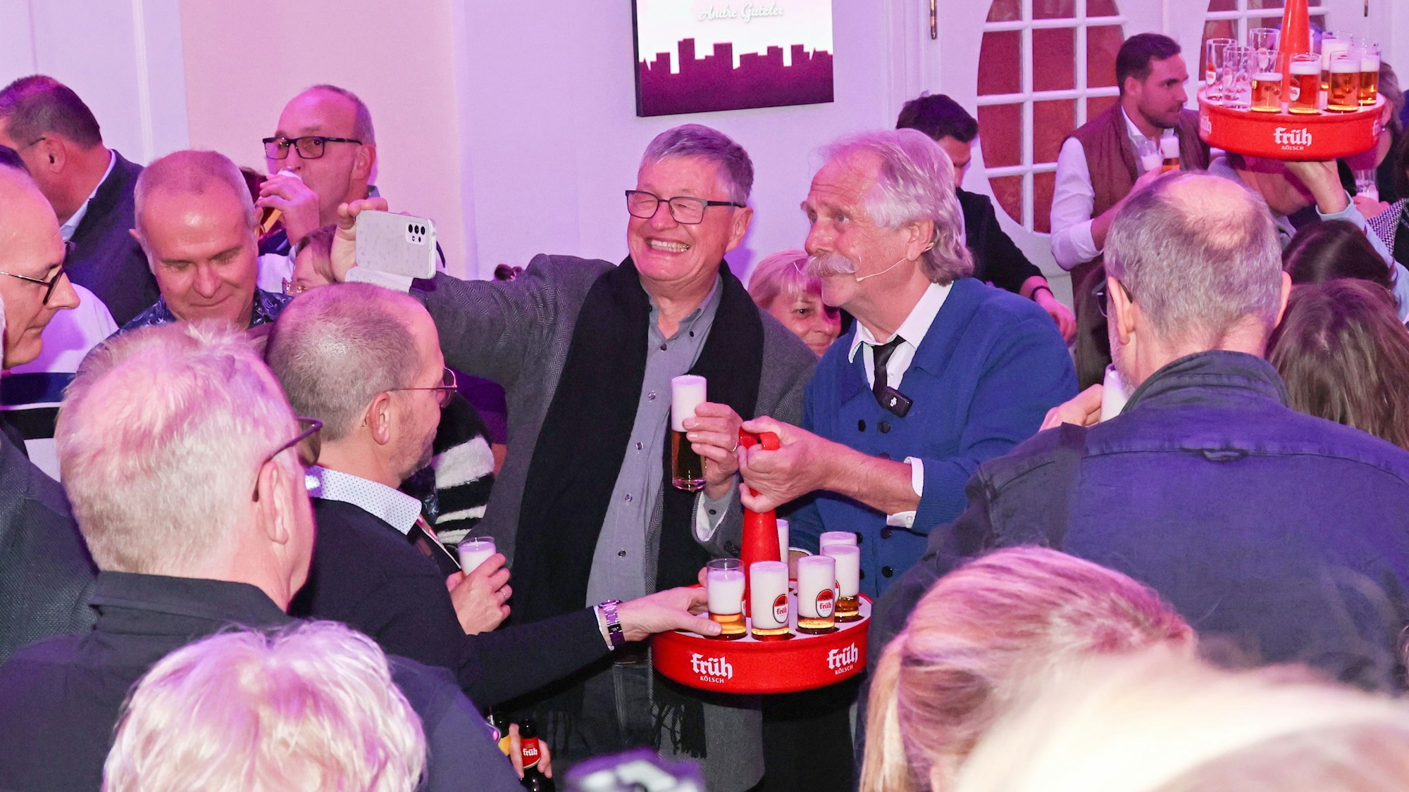 Henning Krautmacher verteilt Kölsch an die Gäste.