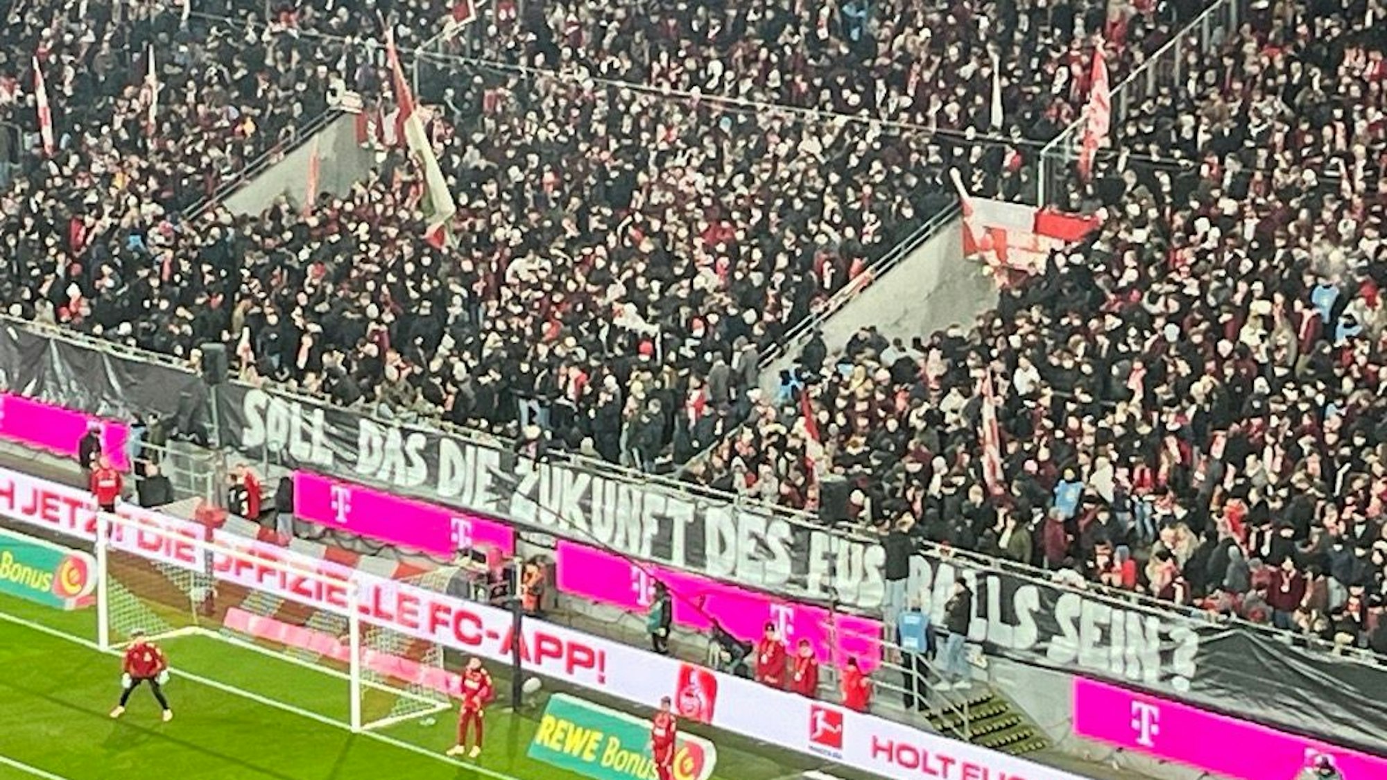 Die FC-Fans protestieren.