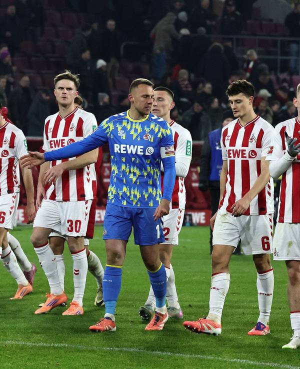 Die Spieler des 1. FC Köln gehen in Richtung ihrer Fankurve.