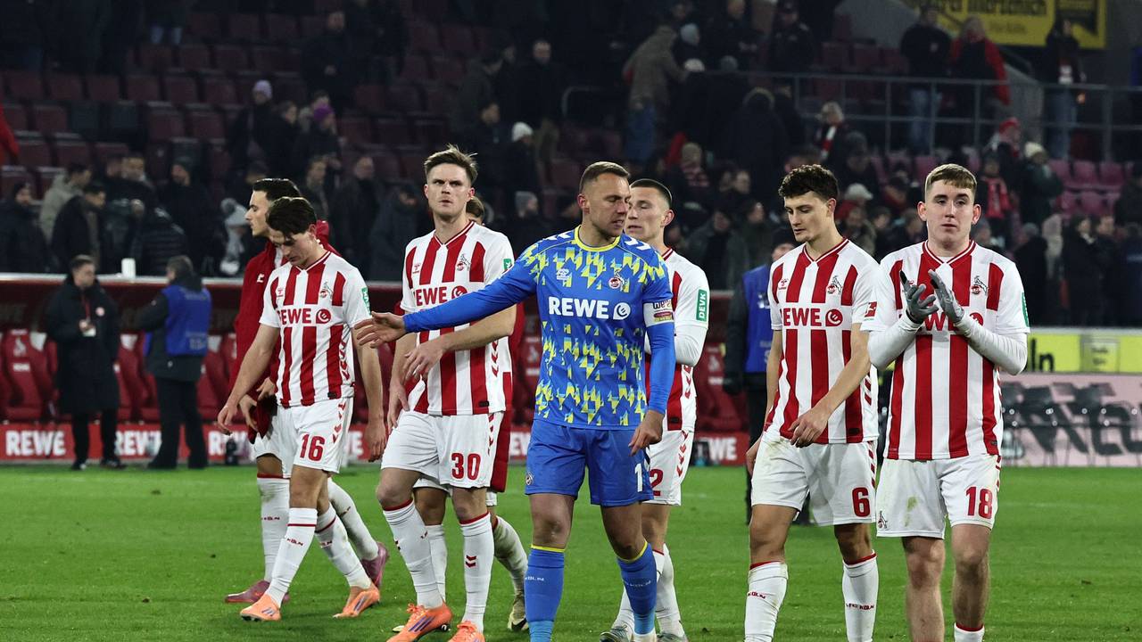 Die Spieler des 1. FC Köln gehen in Richtung ihrer Fankurve.