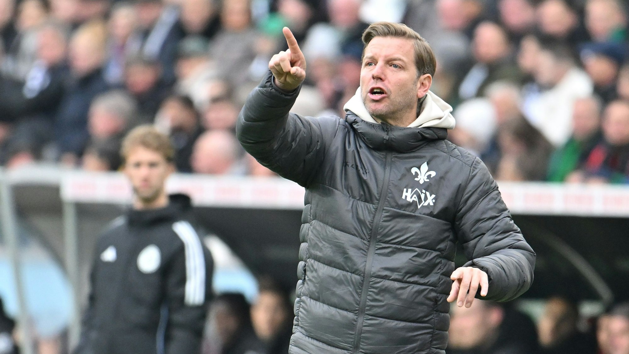 Florian Kohfeldt bei einem Darmstadt-Spiel in der Coaching-Zone.