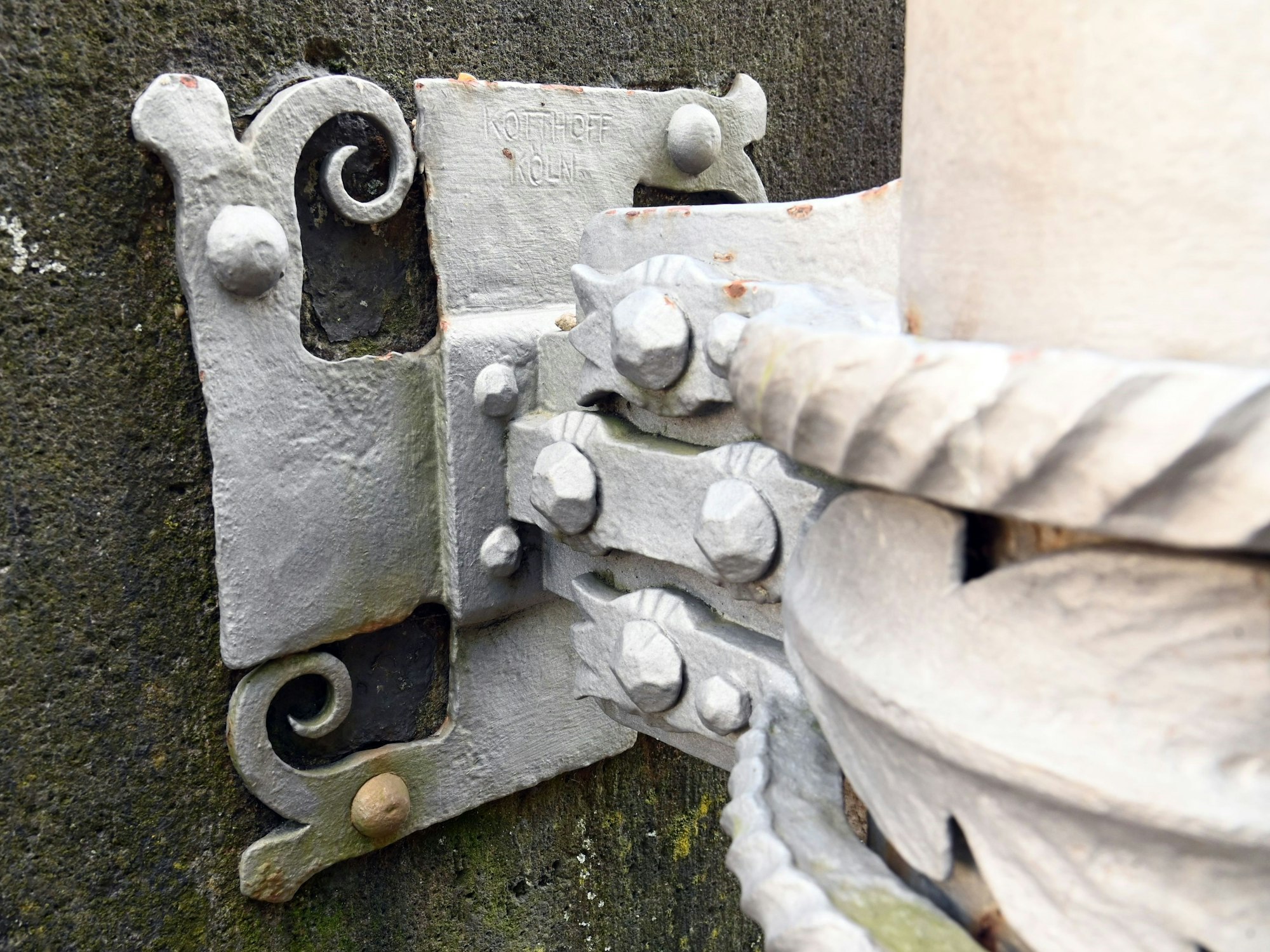 Eine Fahnenmastbefestigung an der TU Köln