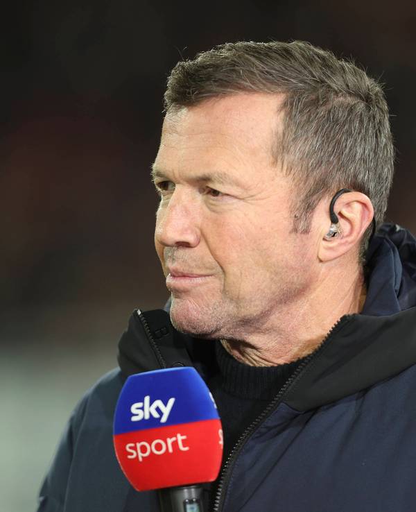 Lothar Matthäus spricht in ein Sky-Mikrofon.