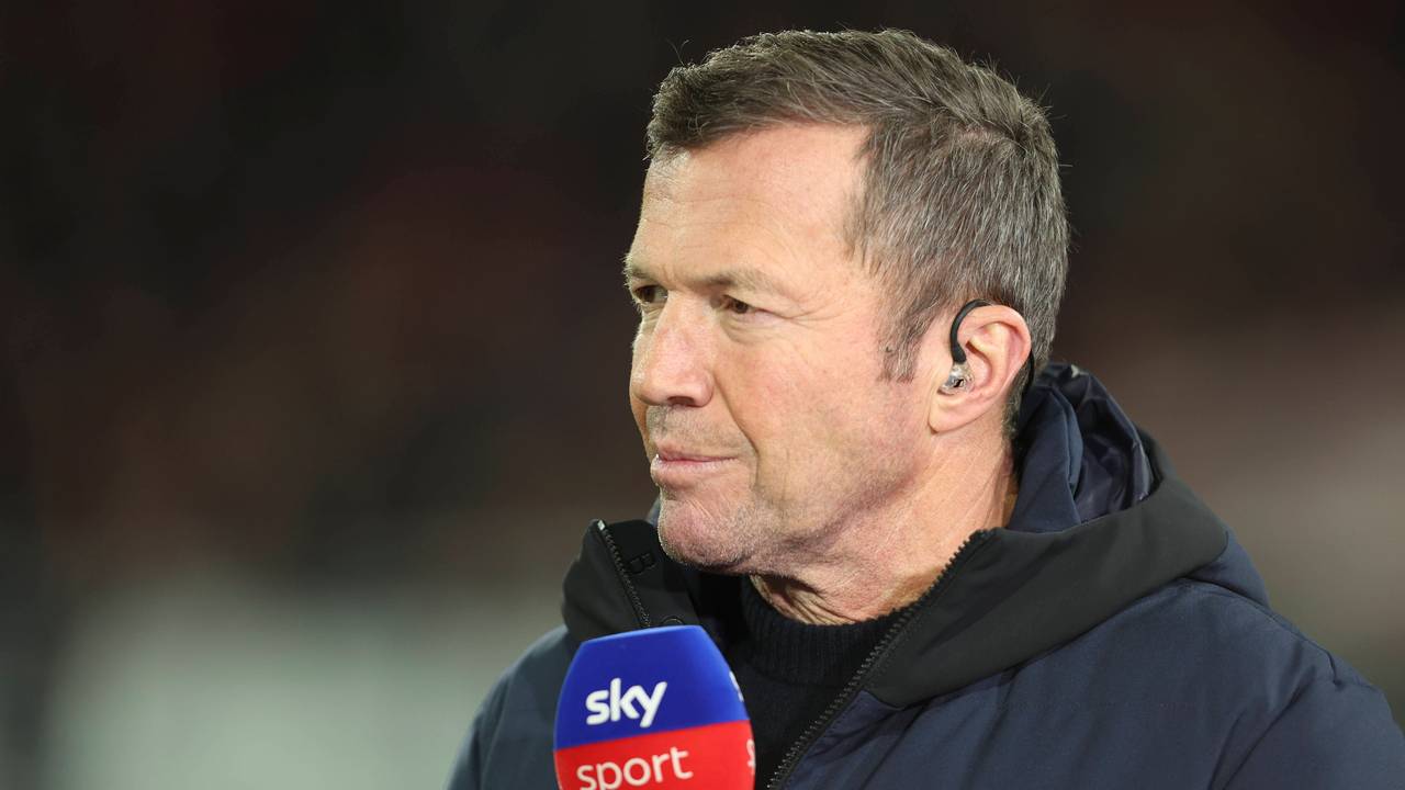 Lothar Matthäus spricht in ein Sky-Mikrofon.