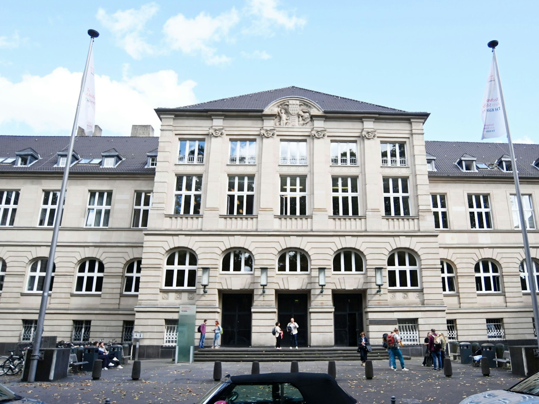 15.09.2025 Köln. Der Eingang des Hauptgebäudes der Technischen Hochschule Köln (TH Köln) in der Claudiusstraße. Foto: Alexander Schwaiger