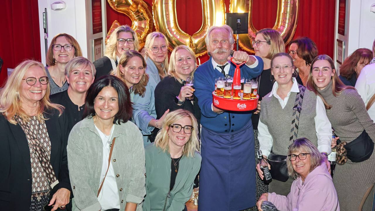 Ausnahmezustand in der Volksbühne, als Henning Krautmacher in der Pause der 500. Vorstellung insgesamt 500 Kölsch verteilte.