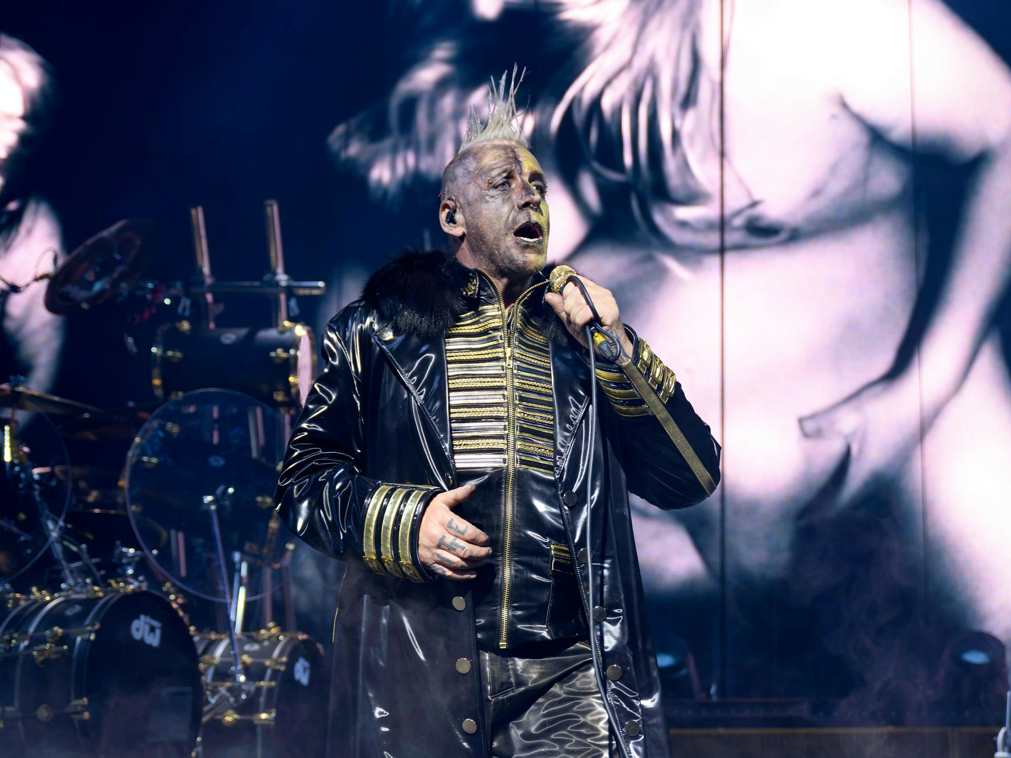 Sänger Till Lindemann, Frontmann der Band Rammstein, performt auf der Bühne.