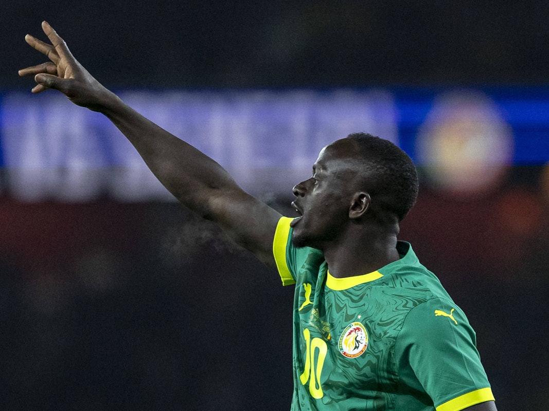 Sadio Mané im Senegal-Trikot ruft und gestikuliert, Atemdampf sichtbar