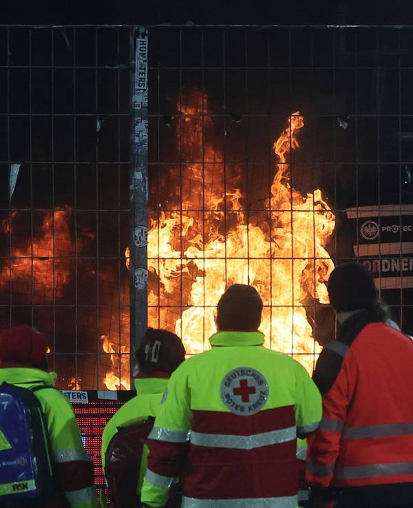 Feuer im Gästeblock von Eintracht Frankfurt in Köln.