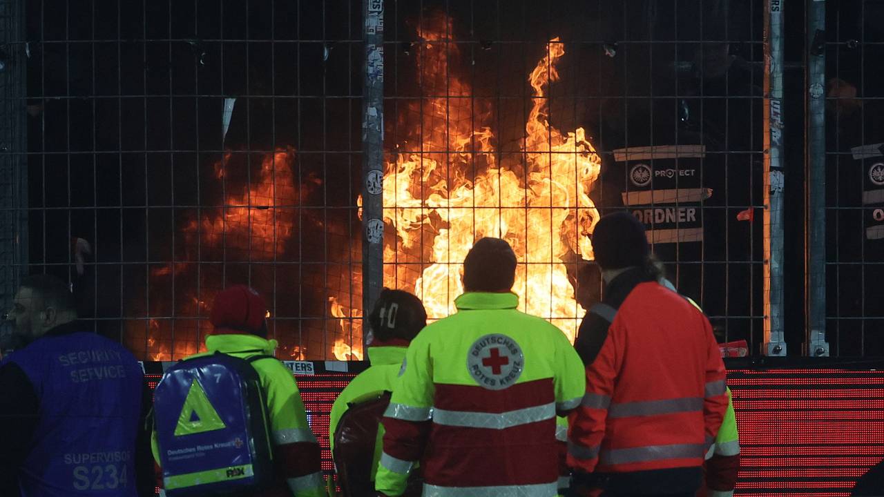 Feuer im Gästeblock von Eintracht Frankfurt in Köln.