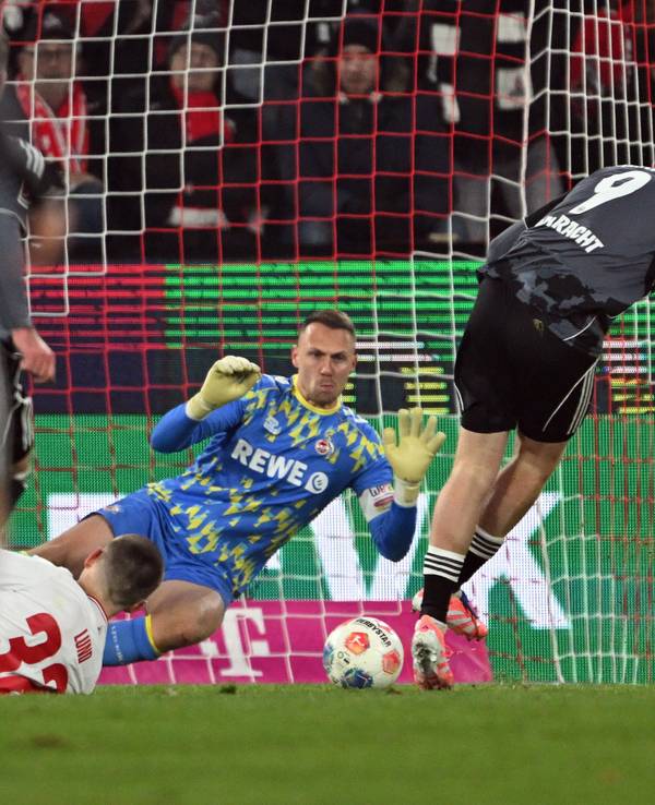 Jonathan Burkardt (Eintracht Frankfurt) erzielt das Tor zum 1:4 beim 1. FC Köln am 22. November 2025.