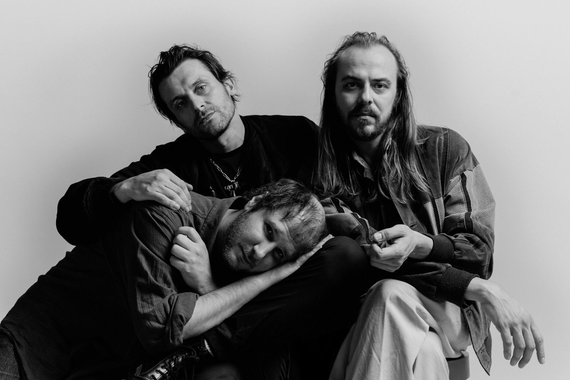 Nach dem Tod von Keyboarder Christian Hummer und Marco Wandas Vater musste die Band lernen, mit dem Unbegreiflichen weiterzuleben. „Bei niemand anders“ entstand in dieser Zeit der Trauer und wurde zu einem Lied, das Halt gibt - ihnen selbst und ihrem Publikum. (Bild: Maximilian König)