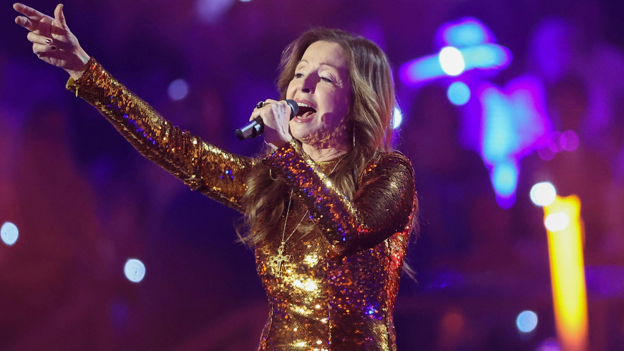 Vicky Leandros singt auf der Bühne.