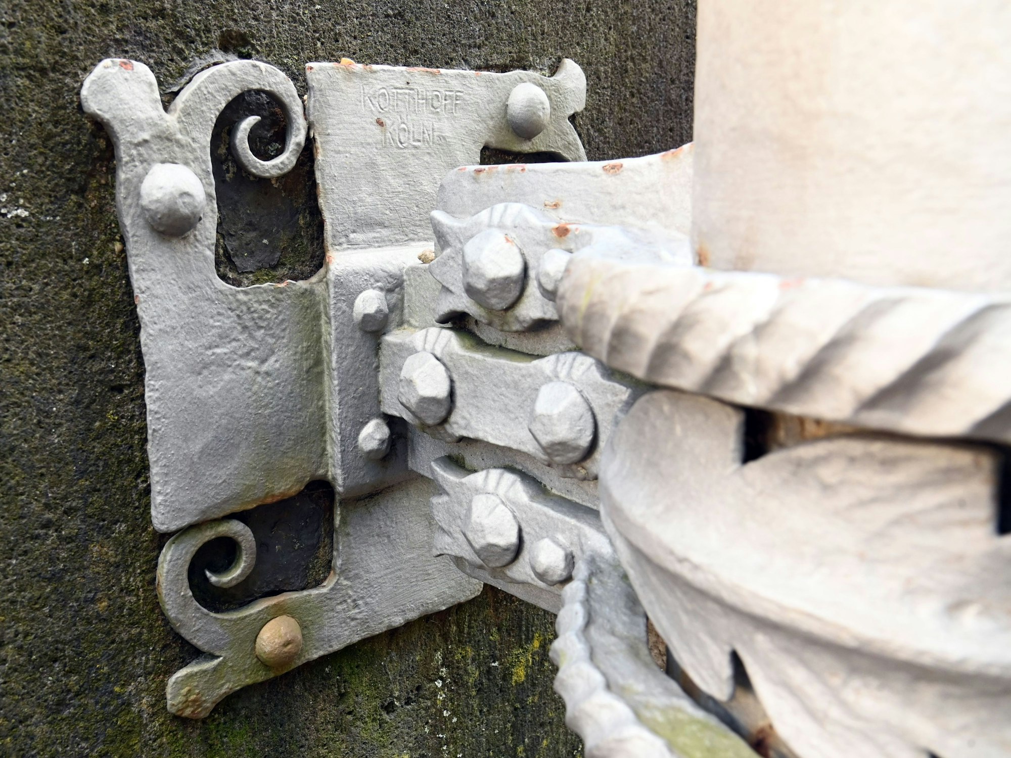 Eine Fahnenmastbefestigung in Hakenkreuzform. Foto: Alexander Schwaiger