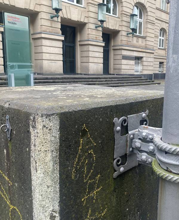 Fahnenmast-Befestigung an der TH Köln